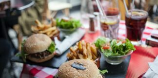 Organiser des déjeuners thématiques pour favoriser les échanges Déjeuner pro