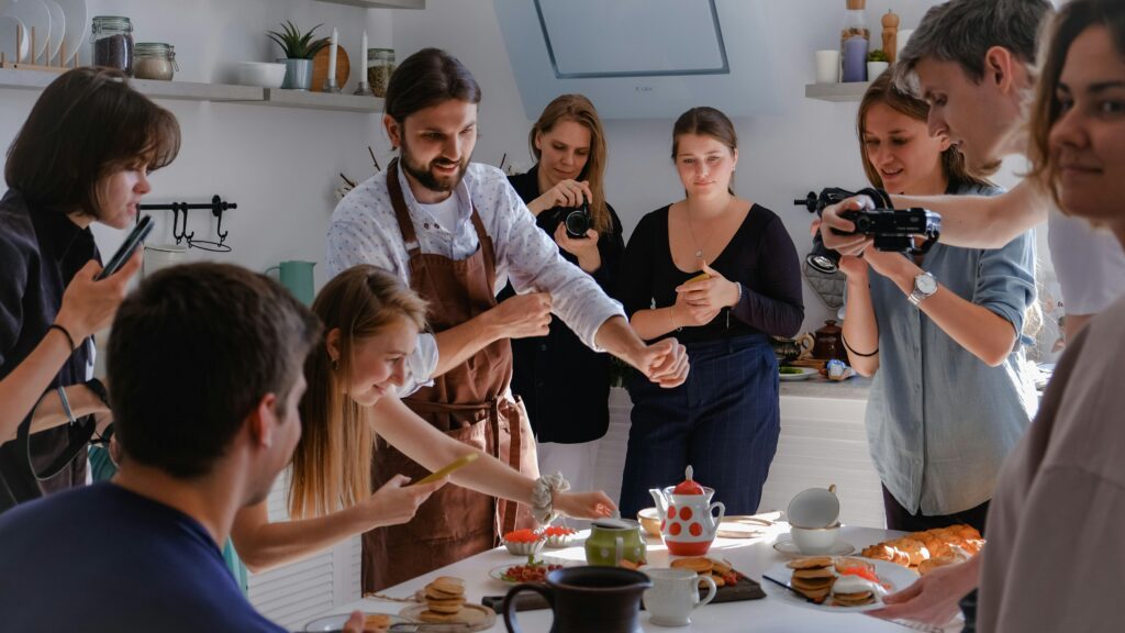 Un atelier de cuisine entre collègues, un moment de team building convivial