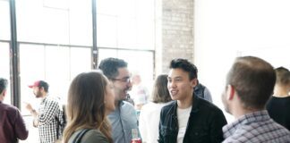 Organiser un séminaire d’entreprise : conseils et astuces pour une réussite people gathering in room