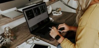 Génération télétravail : avantages et défis du travail à distance person in blue denim jeans using macbook pro