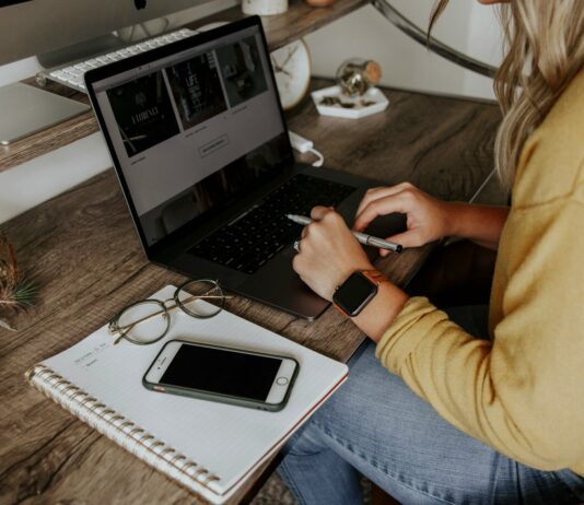 Génération télétravail : avantages et défis du travail à distance person in blue denim jeans using macbook pro
