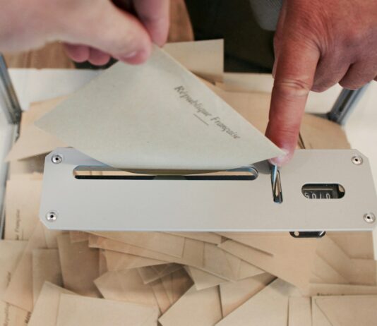 Élections CSE : le guide pratique pour les entreprises de 11 salariés et plus person holding white machine on top of white table