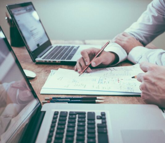 Évaluation des performances : quelles méthodes garantissent des résultats justes et motivants ? person holding pencil near laptop computer
