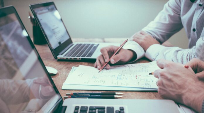 Évaluation des performances : quelles méthodes garantissent des résultats justes et motivants ? person holding pencil near laptop computer