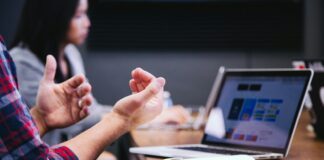 Management en entreprise : styles et bonnes pratiques en 2026 black smartphone near person