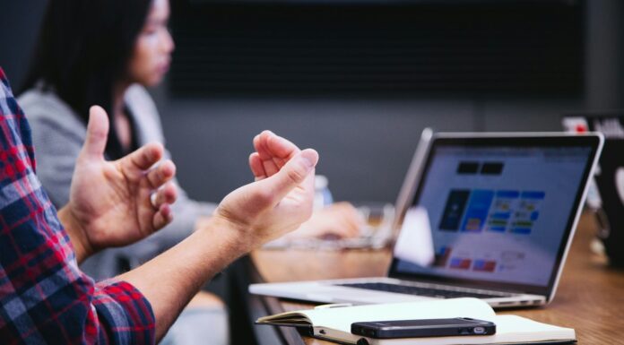 Management en entreprise : styles et bonnes pratiques en 2026 black smartphone near person